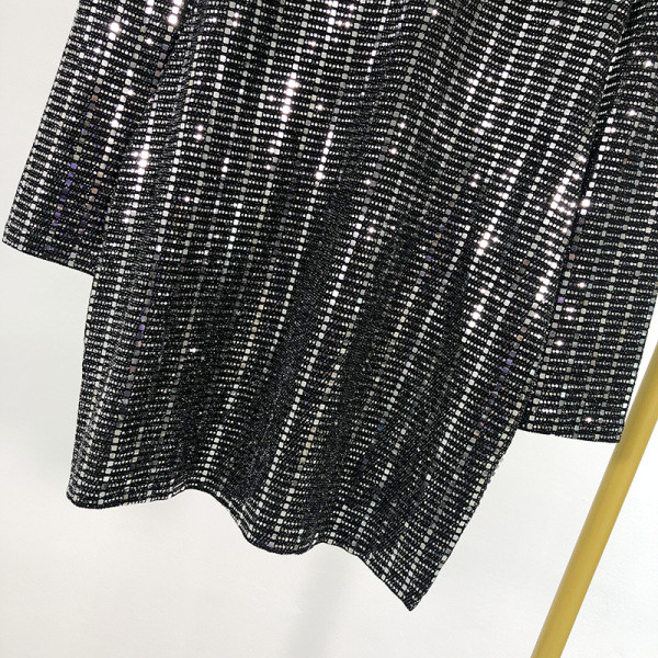 Modern rövid ruha flitterekkel és V-nyakú fekete színben