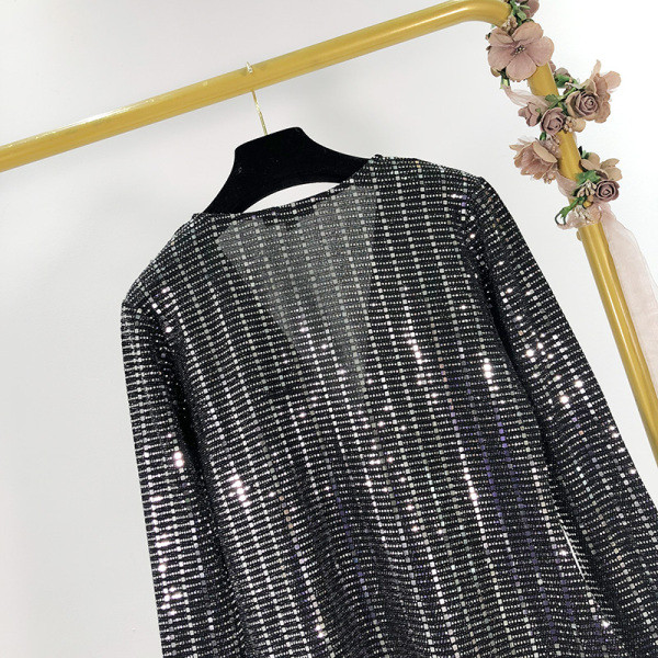 Modern rövid ruha flitterekkel és V-nyakú fekete színben