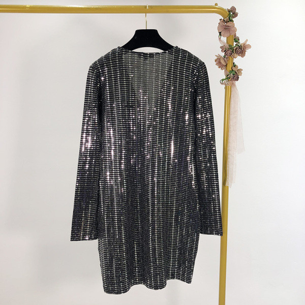 Modern rövid ruha flitterekkel és V-nyakú fekete színben