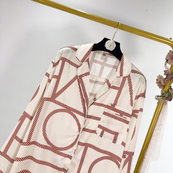 Modern női ing klasszikus gallérral és fehér mintás gombokkal