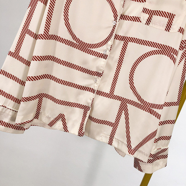 Modern női ing klasszikus gallérral és fehér mintás gombokkal