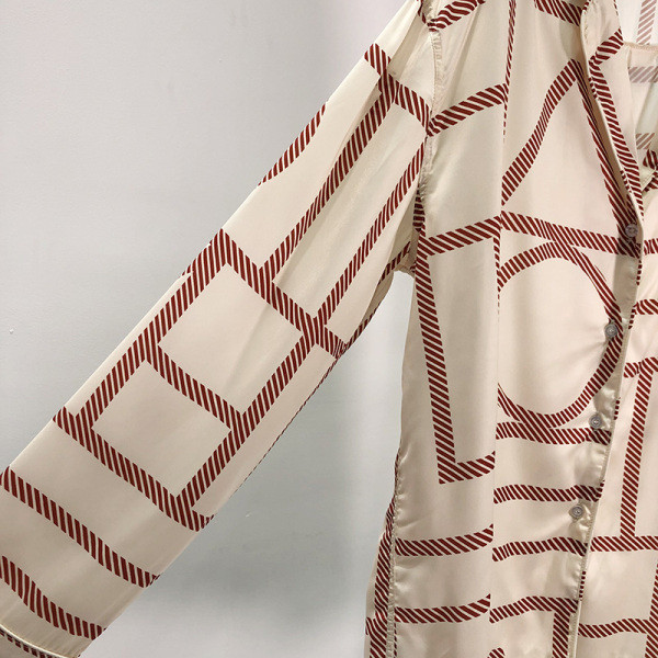 Modern női ing klasszikus gallérral és fehér mintás gombokkal