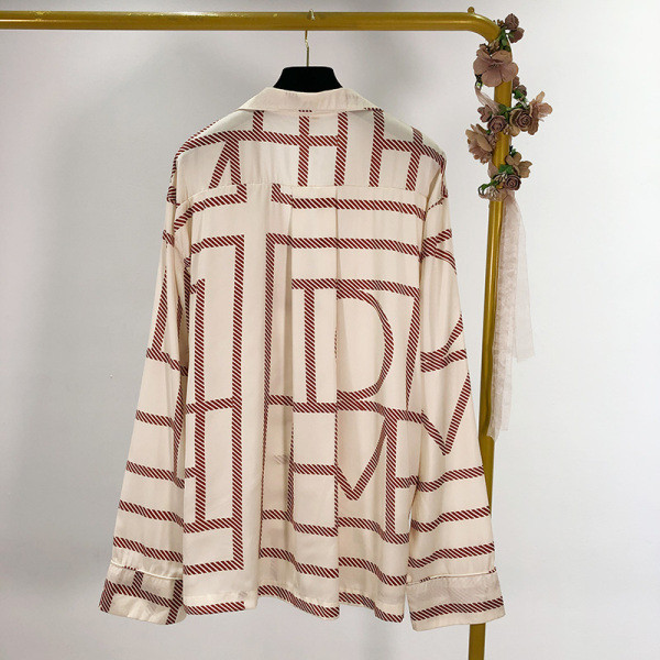 Modern női ing klasszikus gallérral és fehér mintás gombokkal