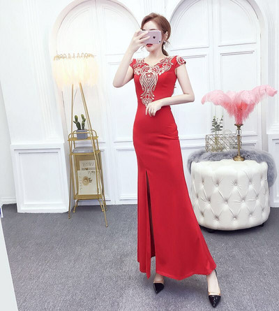 Μοντέρνο γυναικείο φόρεμα με ωοειδές ντεκολτέ και κεντήματα σε μπορντό, μαύρο και κόκκινο χρώμα