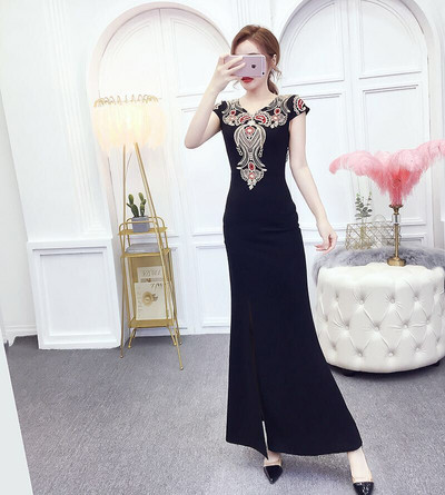 Μοντέρνο γυναικείο φόρεμα με ωοειδές ντεκολτέ και κεντήματα σε μπορντό, μαύρο και κόκκινο χρώμα