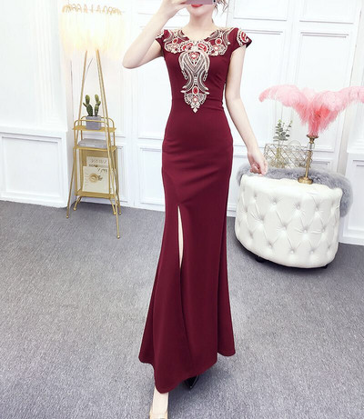 Μοντέρνο γυναικείο φόρεμα με ωοειδές ντεκολτέ και κεντήματα σε μπορντό, μαύρο και κόκκινο χρώμα