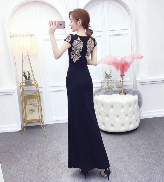 Μοντέρνο γυναικείο φόρεμα με ωοειδές ντεκολτέ και κεντήματα σε μπορντό, μαύρο και κόκκινο χρώμα