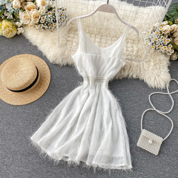 Κομψό γυναικείο φόρεμα με κρόσσια και λεπτούς ιμάντες ώμου σε μαύρο και άσπρο χρώμα