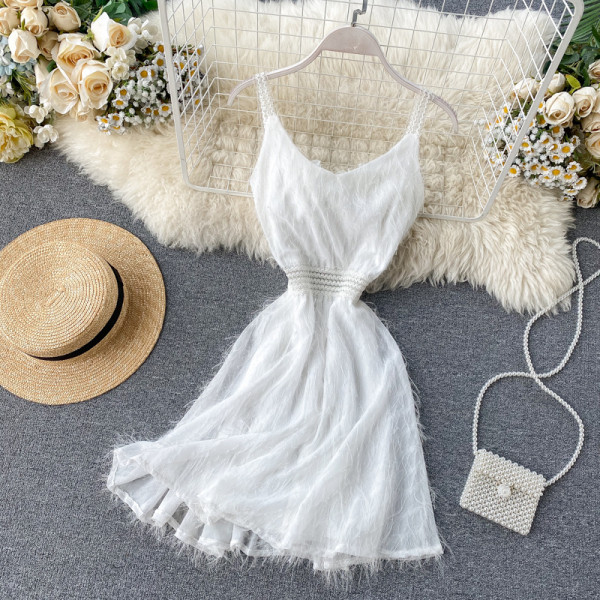 Κομψό γυναικείο φόρεμα με κρόσσια και λεπτούς ιμάντες ώμου σε μαύρο και άσπρο χρώμα