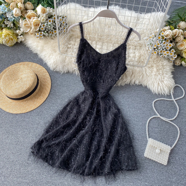 Κομψό γυναικείο φόρεμα με κρόσσια και λεπτούς ιμάντες ώμου σε μαύρο και άσπρο χρώμα