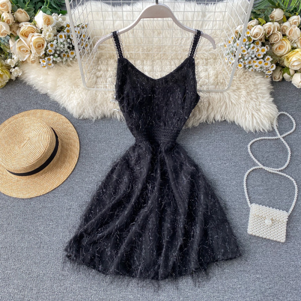 Κομψό γυναικείο φόρεμα με κρόσσια και λεπτούς ιμάντες ώμου σε μαύρο και άσπρο χρώμα