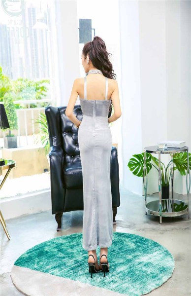 Modern női ruha mély spitz nyakkivágással és szürke és fekete színben