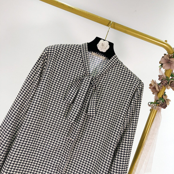 Női alkalmi kockás ing fekete-fehér nyakkivágással szalaggal