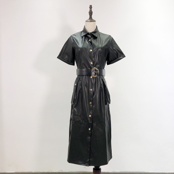 Modern hosszú ruha öko bőrből fekete és barna színben, gombokkal és zsebekkel