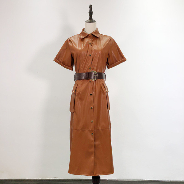 Modern hosszú ruha öko bőrből fekete és barna színben, gombokkal és zsebekkel