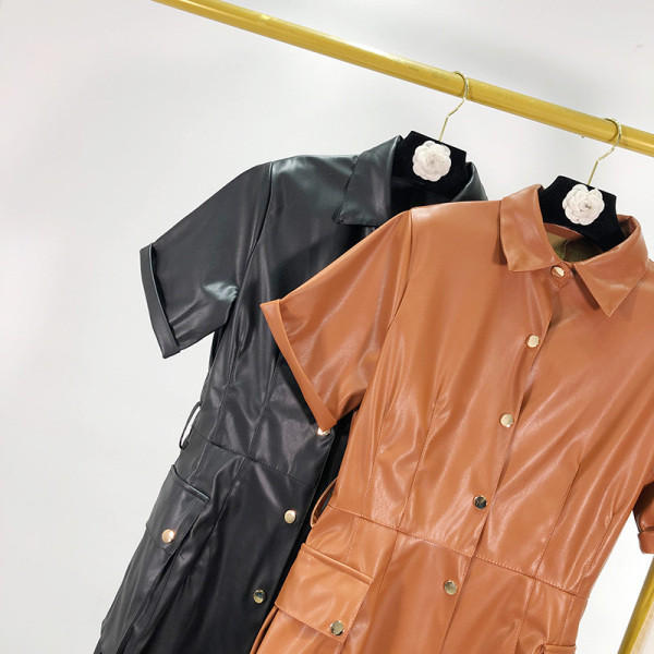 Modern hosszú ruha öko bőrből fekete és barna színben, gombokkal és zsebekkel