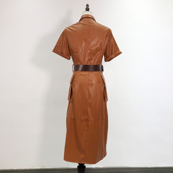 Modern hosszú ruha öko bőrből fekete és barna színben, gombokkal és zsebekkel