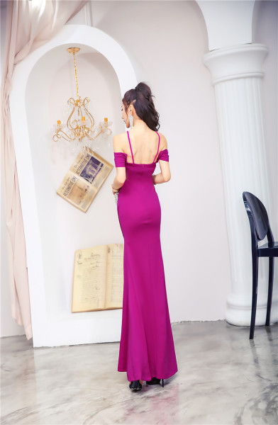 Μοντέρνο γυναικείο φόρεμα με  λουράκι και γυμνούς ώμους σε μοβ και μαύρο χρώμα