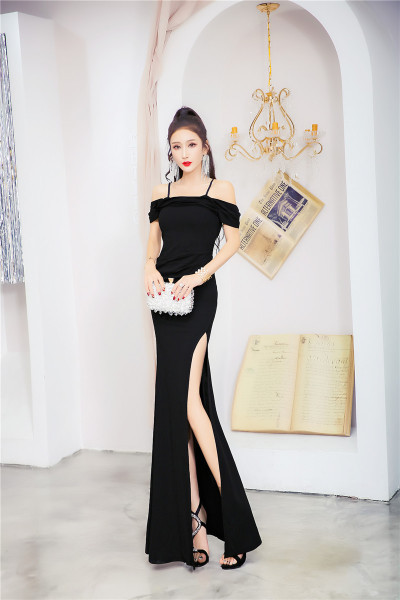 Μοντέρνο γυναικείο φόρεμα με  λουράκι και γυμνούς ώμους σε μοβ και μαύρο χρώμα