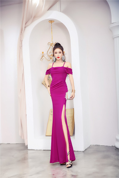 Μοντέρνο γυναικείο φόρεμα με  λουράκι και γυμνούς ώμους σε μοβ και μαύρο χρώμα