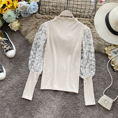 Modern női blúz vékony kötésből, csipkeujjal és alacsony gallérral