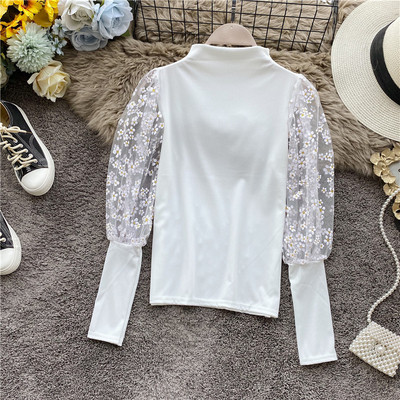 Modern női blúz vékony kötésből, csipkeujjal és alacsony gallérral