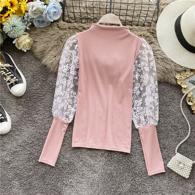 Modern női blúz vékony kötésből, csipkeujjal és alacsony gallérral