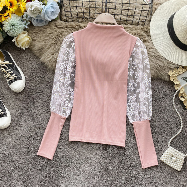 Modern női blúz vékony kötésből, csipkeujjal és alacsony gallérral