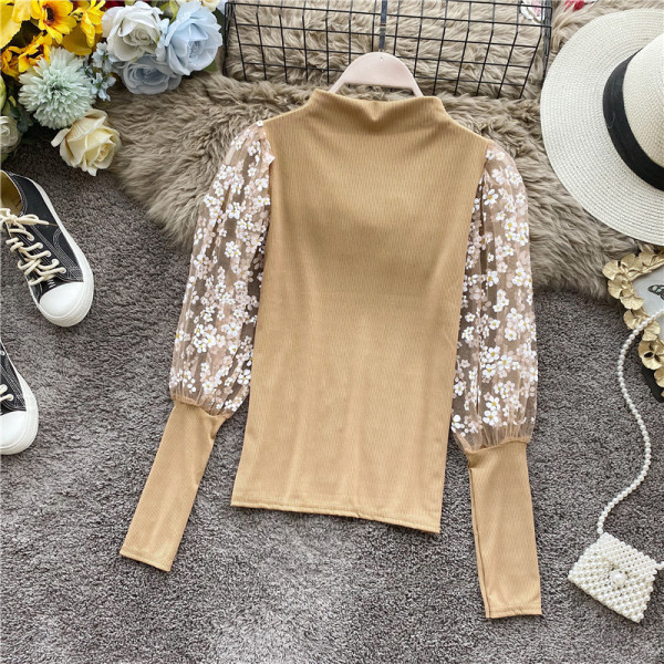 Modern női blúz vékony kötésből, csipkeujjal és alacsony gallérral