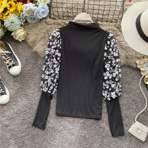 Modern női blúz vékony kötésből, csipkeujjal és alacsony gallérral