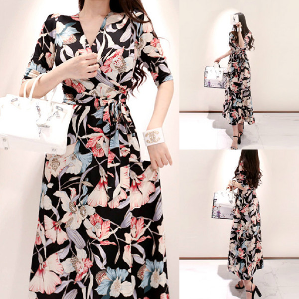 Aktuális női ruha 3/4-es ujjal, spitz nyakkivágással és virágmotívumokkal - kivágott modell