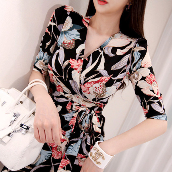 Aktuális női ruha 3/4-es ujjal, spitz nyakkivágással és virágmotívumokkal - kivágott modell