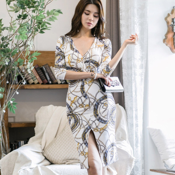 Stílusos női ruha mintás, spitz nyakkivágással, fehér színű hasítékkal