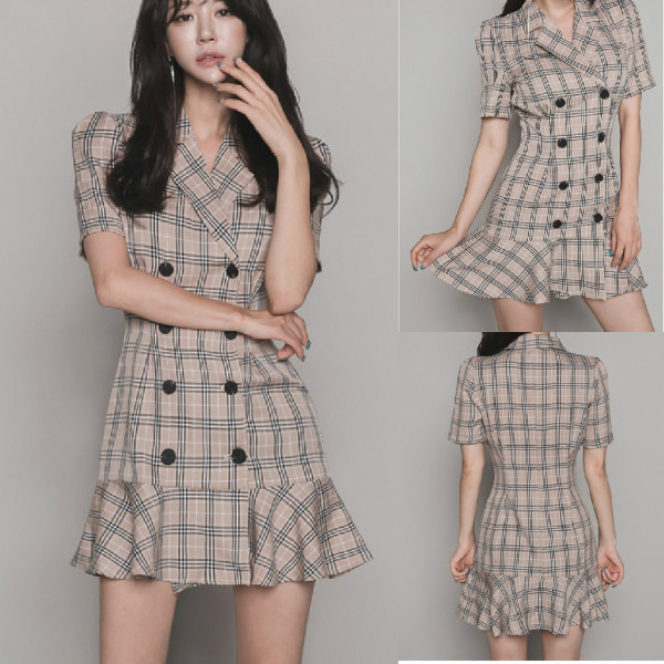 Σύντομο καρό φόρεμα με κουμπιά και λαιμόκοψη και κοντό μανίκι σε καφέ χρώμα