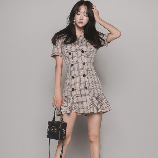 Σύντομο καρό φόρεμα με κουμπιά και λαιμόκοψη και κοντό μανίκι σε καφέ χρώμα