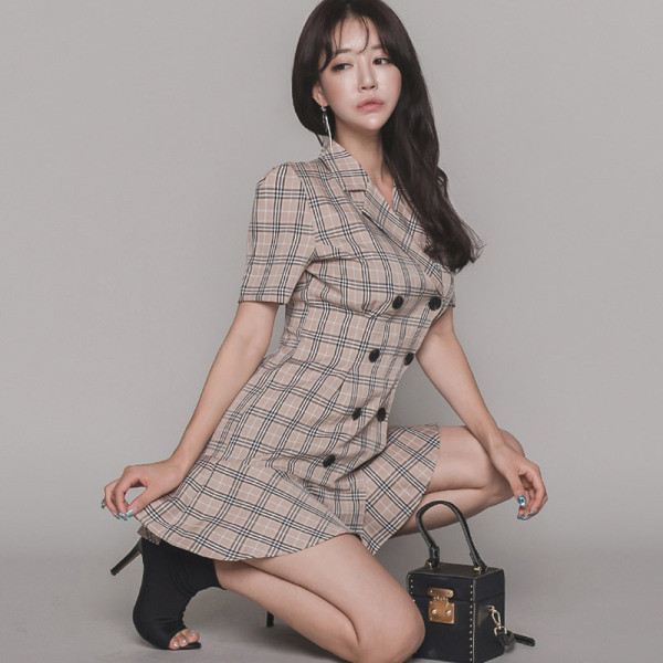 Σύντομο καρό φόρεμα με κουμπιά και λαιμόκοψη και κοντό μανίκι σε καφέ χρώμα