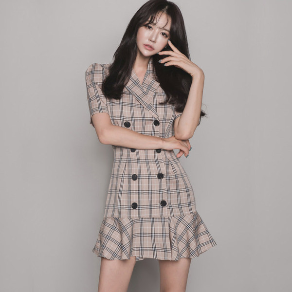 Σύντομο καρό φόρεμα με κουμπιά και λαιμόκοψη και κοντό μανίκι σε καφέ χρώμα