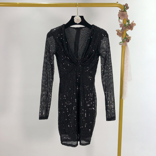 Γυναικείο κομψό φόρεμα στενή εφαρμογή  με βαθύ λαιμόκοψη σε μαύρο χρώμα