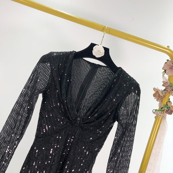 Γυναικείο κομψό φόρεμα στενή εφαρμογή  με βαθύ λαιμόκοψη σε μαύρο χρώμα