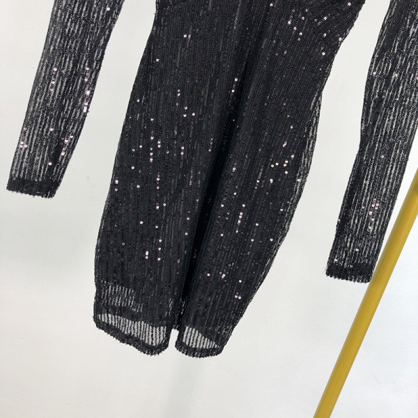 Γυναικείο κομψό φόρεμα στενή εφαρμογή  με βαθύ λαιμόκοψη σε μαύρο χρώμα