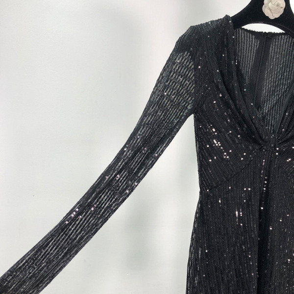 Γυναικείο κομψό φόρεμα στενή εφαρμογή  με βαθύ λαιμόκοψη σε μαύρο χρώμα