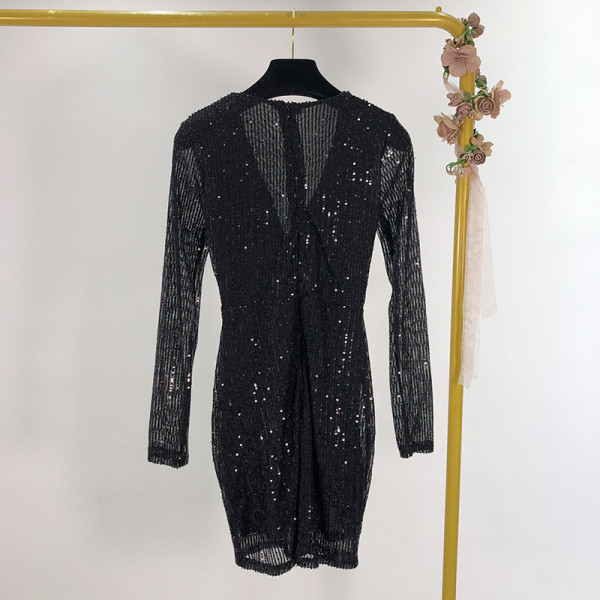 Γυναικείο κομψό φόρεμα στενή εφαρμογή  με βαθύ λαιμόκοψη σε μαύρο χρώμα