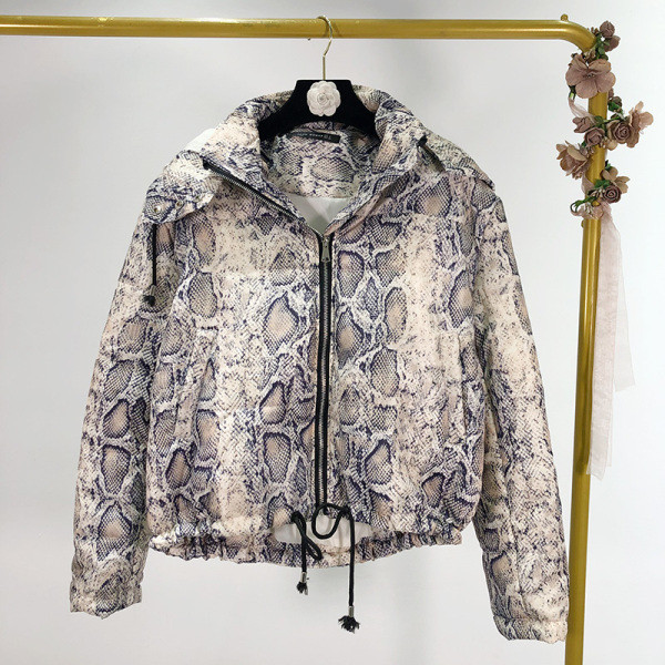 Geaca scurta casual cu fermoar si gluga cu imprimeu sarpe