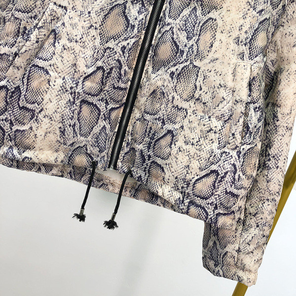 Geaca scurta casual cu fermoar si gluga cu imprimeu sarpe