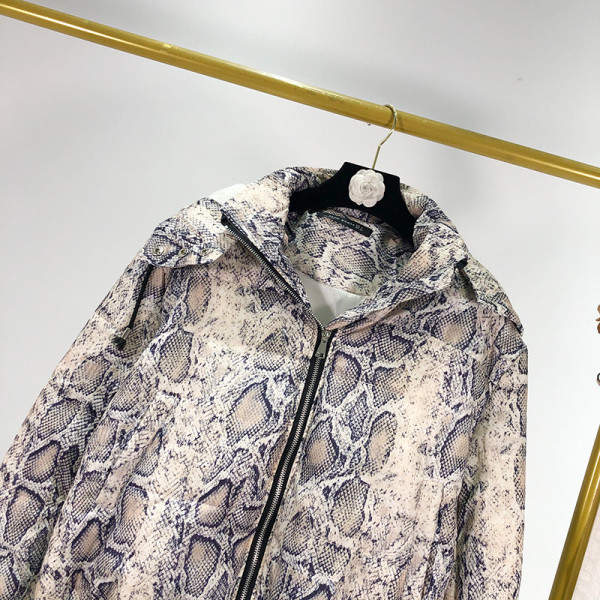 Geaca scurta casual cu fermoar si gluga cu imprimeu sarpe