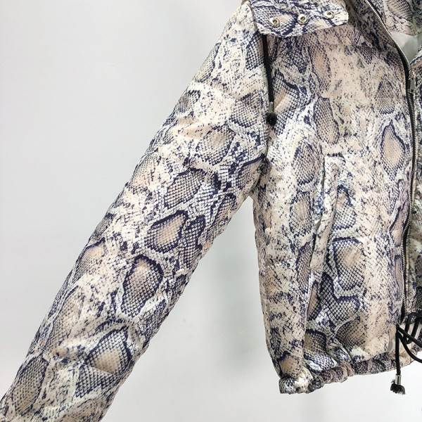 Geaca scurta casual cu fermoar si gluga cu imprimeu sarpe