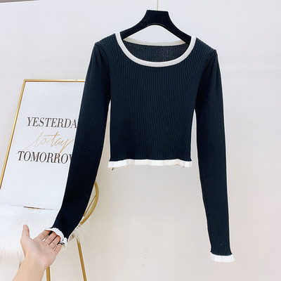 Σύντομο γυναικείο πουλόβερ με οβάλ λαιμόκοψη σε λευκό, μαύρο και μπλε χρώμα