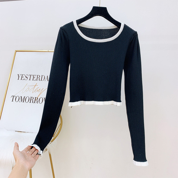 Σύντομο γυναικείο πουλόβερ με οβάλ λαιμόκοψη σε λευκό, μαύρο και μπλε χρώμα