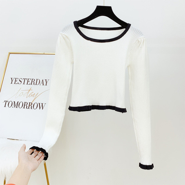 Σύντομο γυναικείο πουλόβερ με οβάλ λαιμόκοψη σε λευκό, μαύρο και μπλε χρώμα