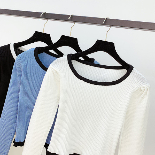 Σύντομο γυναικείο πουλόβερ με οβάλ λαιμόκοψη σε λευκό, μαύρο και μπλε χρώμα